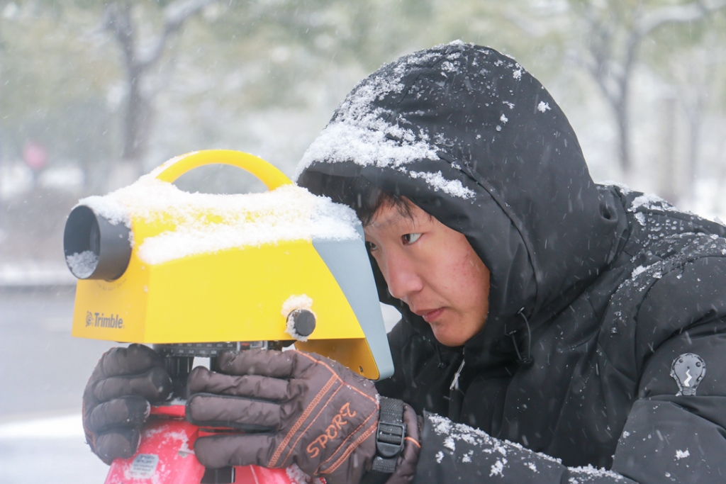 2018年1月27日，工程技術(shù)人員在雪中開展測量作業(yè)。