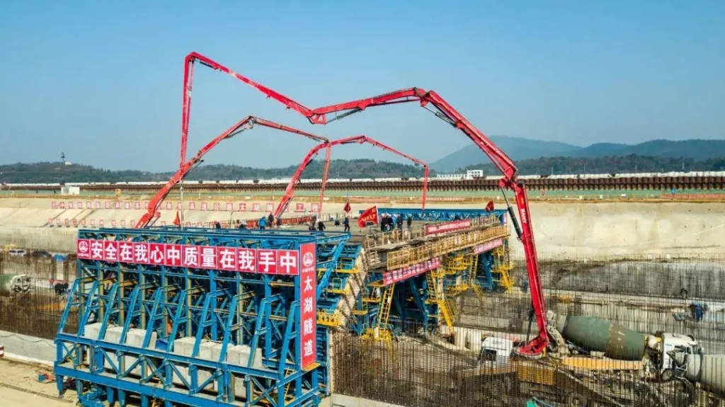 2019年1月18日，太湖隧道主體結(jié)構(gòu)頂板完成首次澆筑，隧道完整的主體結(jié)構(gòu)框架顯現(xiàn)出來。
