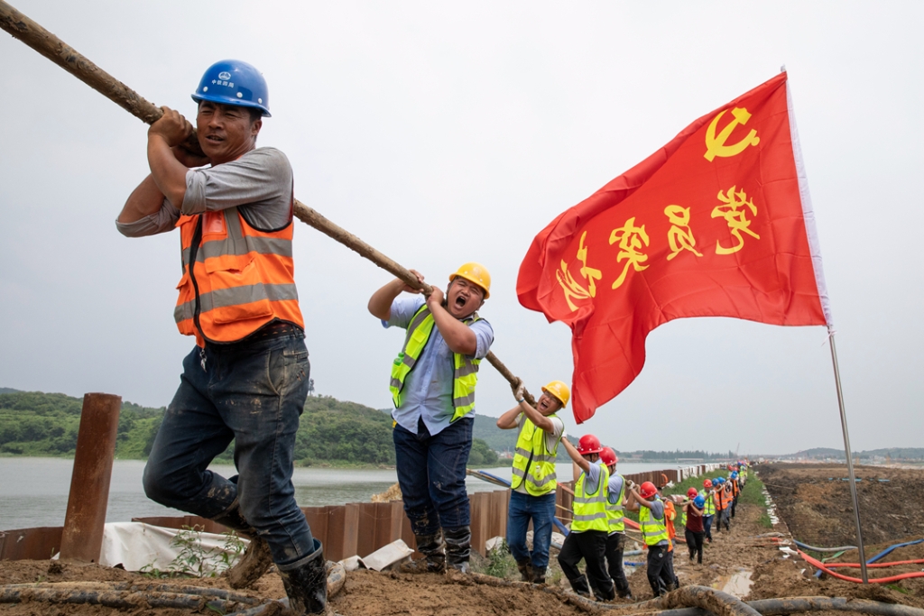 2019年6月21日，蘇錫常太湖隧道工地架設(shè)萬伏電纜，黨員突擊隊在施工現(xiàn)場。