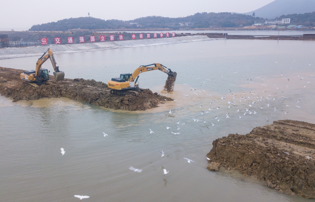 2019年12月23日，鳥群從陸島轉(zhuǎn)換圍堰回水施工現(xiàn)場飛過。