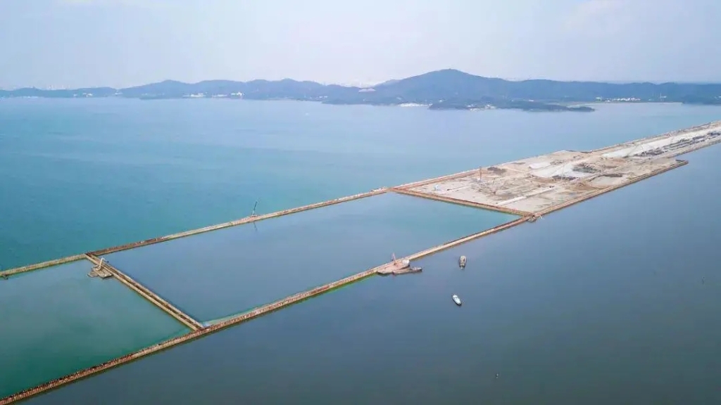 2020年10月3日，隨著最后一根鋼板樁插打至湖底，太湖隧道圍堰順利合龍。歷時2年7個月，馬山段與南泉段在湖中無縫對接，成功實現(xiàn)第一次“牽手”。