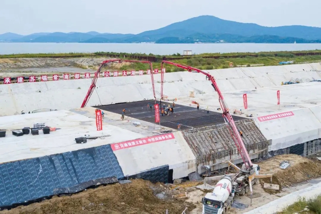 2021年9月5日，中鐵四局施工的太湖隧道南泉段主體工程全部完工。與此同時，南泉段施工轉(zhuǎn)入調(diào)平層、防撞側(cè)石等附屬工程施工階段，為下一步隧道早日通車打下堅實基礎(chǔ)。