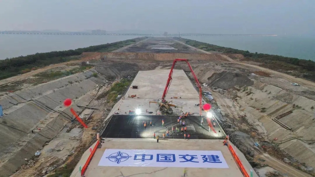 2021年10月9日，太湖隧道所有主體結(jié)構(gòu)施工全部完成，隧道實現(xiàn)全封閉。