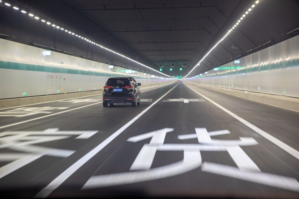 2021年12月30日，車輛在蘇錫常南部高速公路太湖隧道內(nèi)行駛。