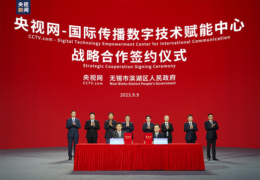 央視網總經理王冰松，無錫市濱湖區(qū)委書記孫海東代表雙方簽約